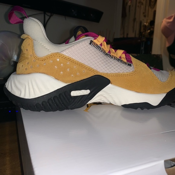 Size 7 1/2women’s Jordans - Picture 7 of 8